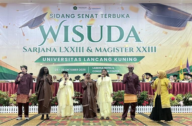 Enam Mahasiswa Internasional Tampil di Acara Wisuda Unilak, Dendangkan Lagu Lancang Kuning